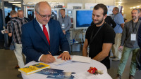 tul Rektor Brzezina podepisuje memorandum na konferenci NanoCzech